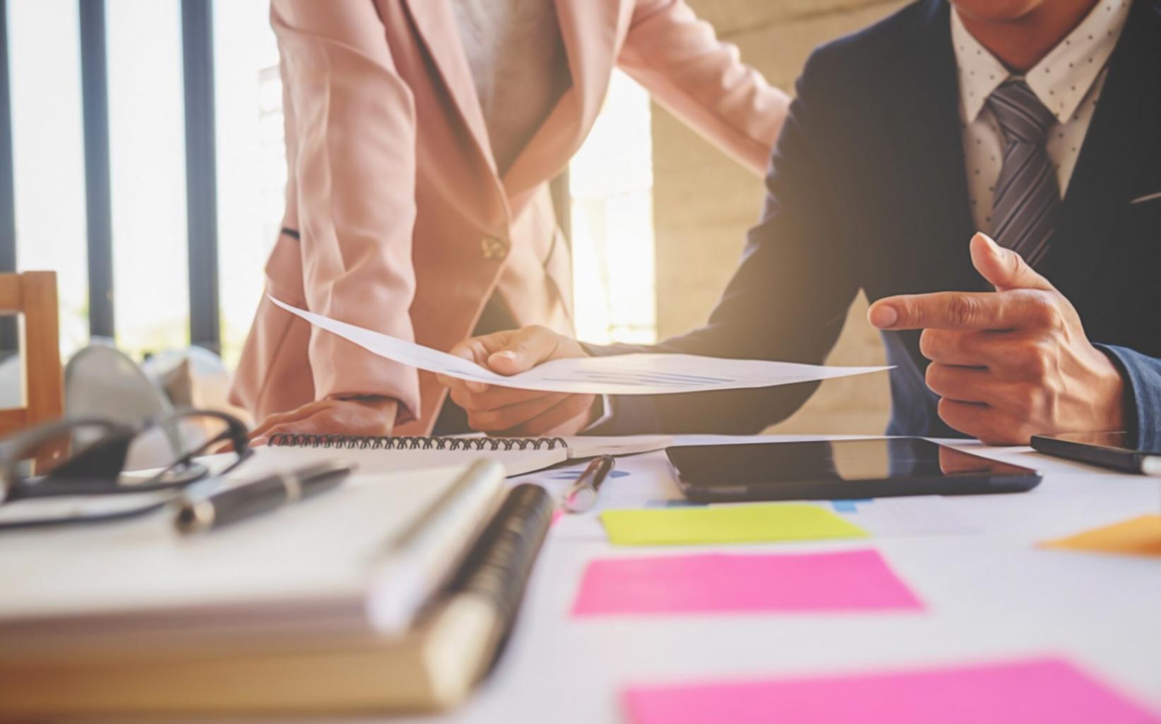 Entrepreneur analysant des données financières complexes dans un bureau moderne